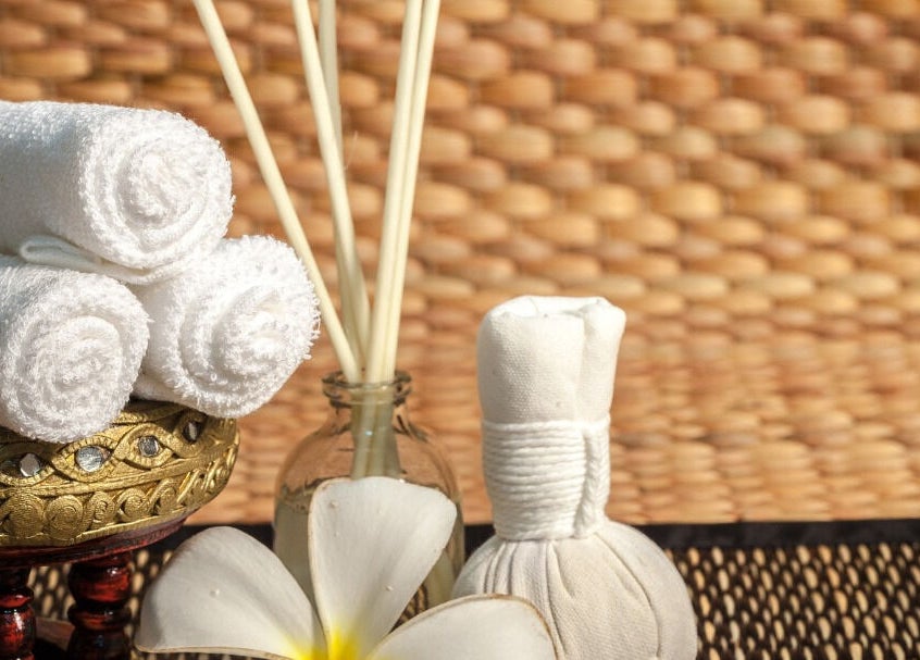 Serviettes blanches et aromathérapie chez Relax'Yin - Bien-être à domicile, Le Mesnil-amelot, Île-de-france, FR.