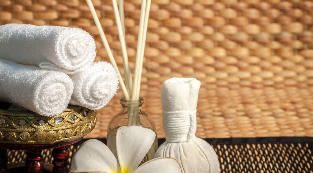 Serviettes blanches et aromathérapie chez Relax'Yin - Bien-être à domicile, Le Mesnil-amelot, Île-de-france, FR.