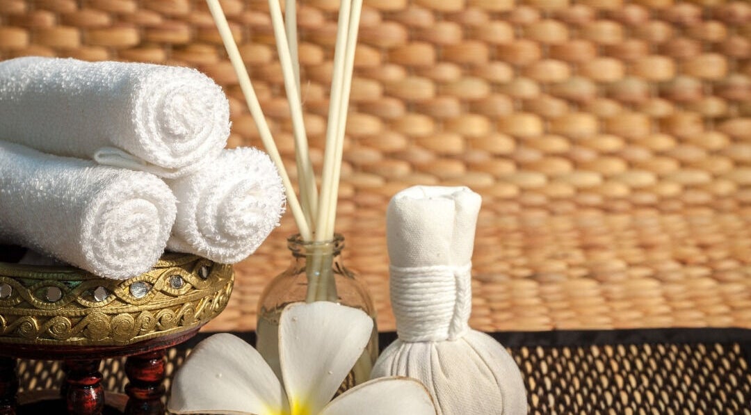 Serviettes blanches et aromathérapie chez Relax'Yin - Bien-être à domicile, Le Mesnil-amelot, Île-de-france, FR.