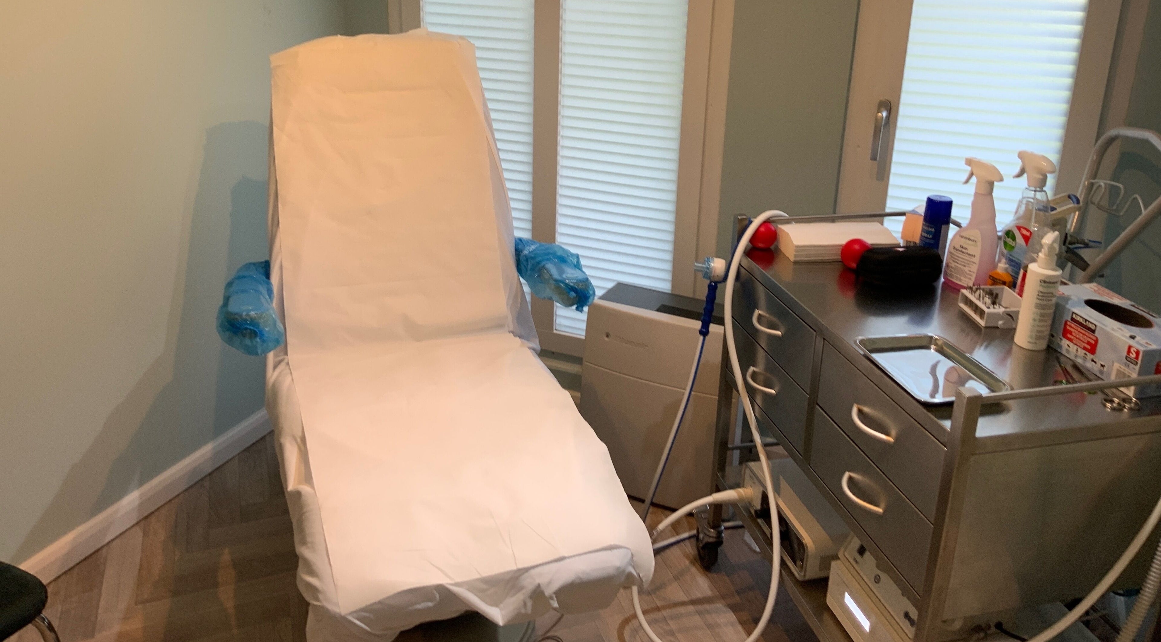 Comfortable treatment chair at Coventry Foot Clinic Whoberley, CV5 8BH, England, GB, with medical supplies nearby.