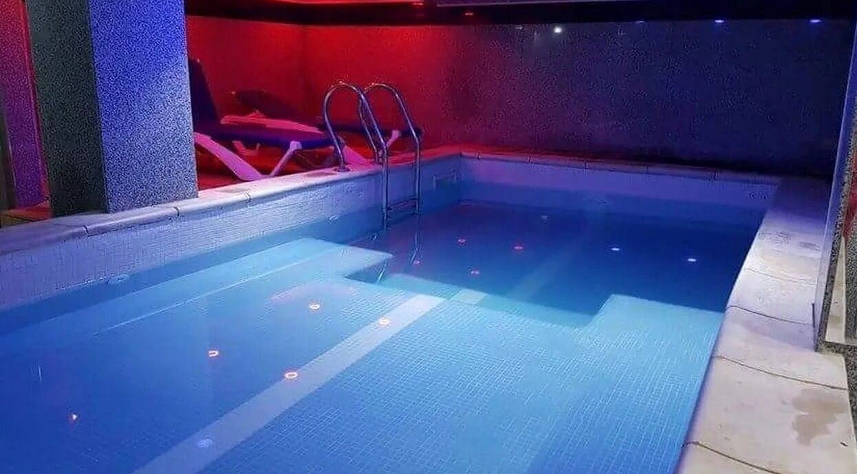 Piscine intérieure éclairée au Hammam Sky bleu, Bordj El Kiffan, Wilaya D'alger, DZ, offrant détente de luxe.