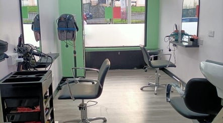 Cuts ‘N’ Curls, bilde 2