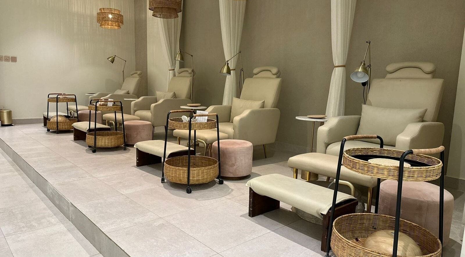 منطقة استرخاء فاخرة داخل دايموند بيوتي باي رحاتي، الرياض، توفر تجربة تجميل ورفاهية مميزة.