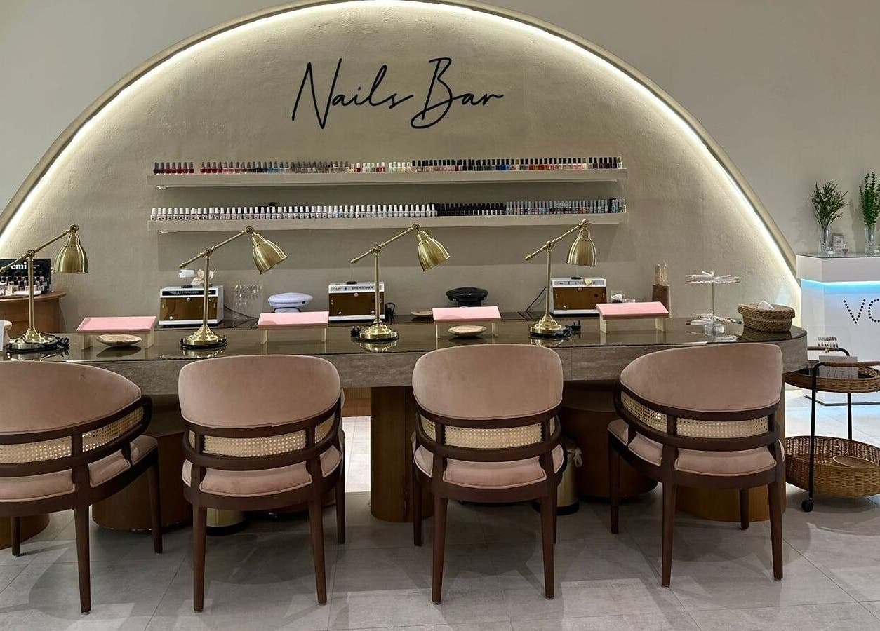 نيل بار فخم في دايموند بيوتي بالرياض يعرض طاولة خدمات تجميل.