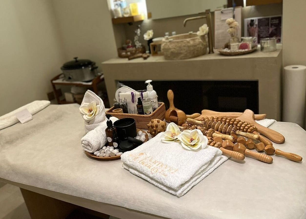 غرفة علاج هادئة في دايموند بيوتي بالرياض مع أدوات تدليك جميلة، مثالية للاسترخاء.