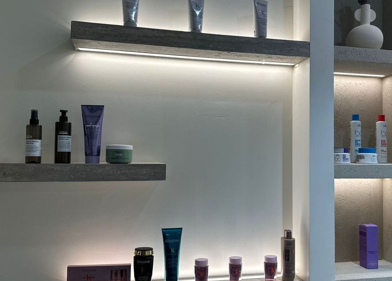 منتجات تجميل متنوعة على رفوف في Diamond Beauty By Rahati | دايموند بيوتي، الرياض، منطقة الرياض، السعودية.