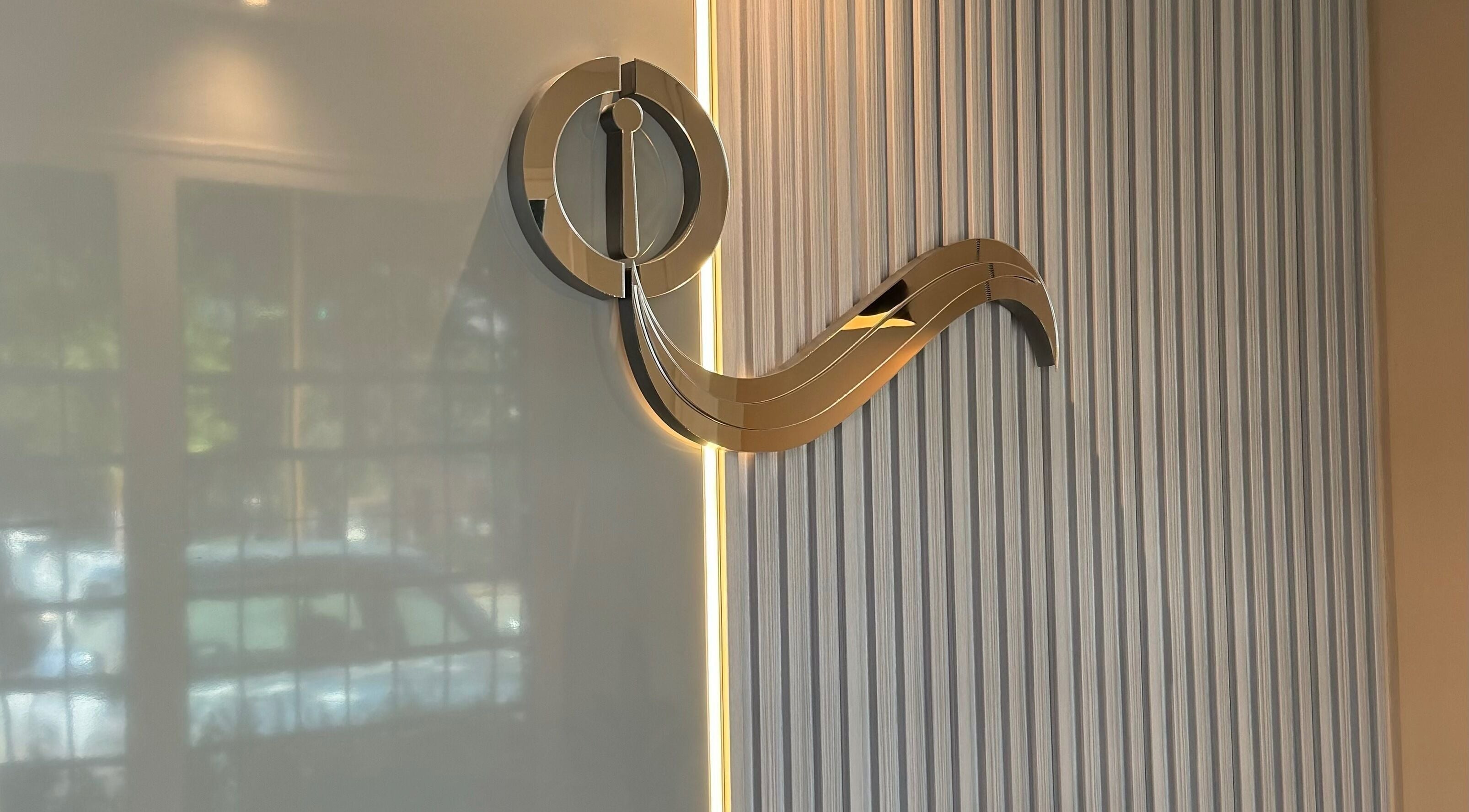 Elegante decoración metálica en Oral And Smile Valencia, Valencia, Carabobo, VE.