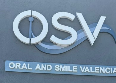 Logo de Oral And Smile Valencia en la fachada en Valencia, Carabobo, VE.