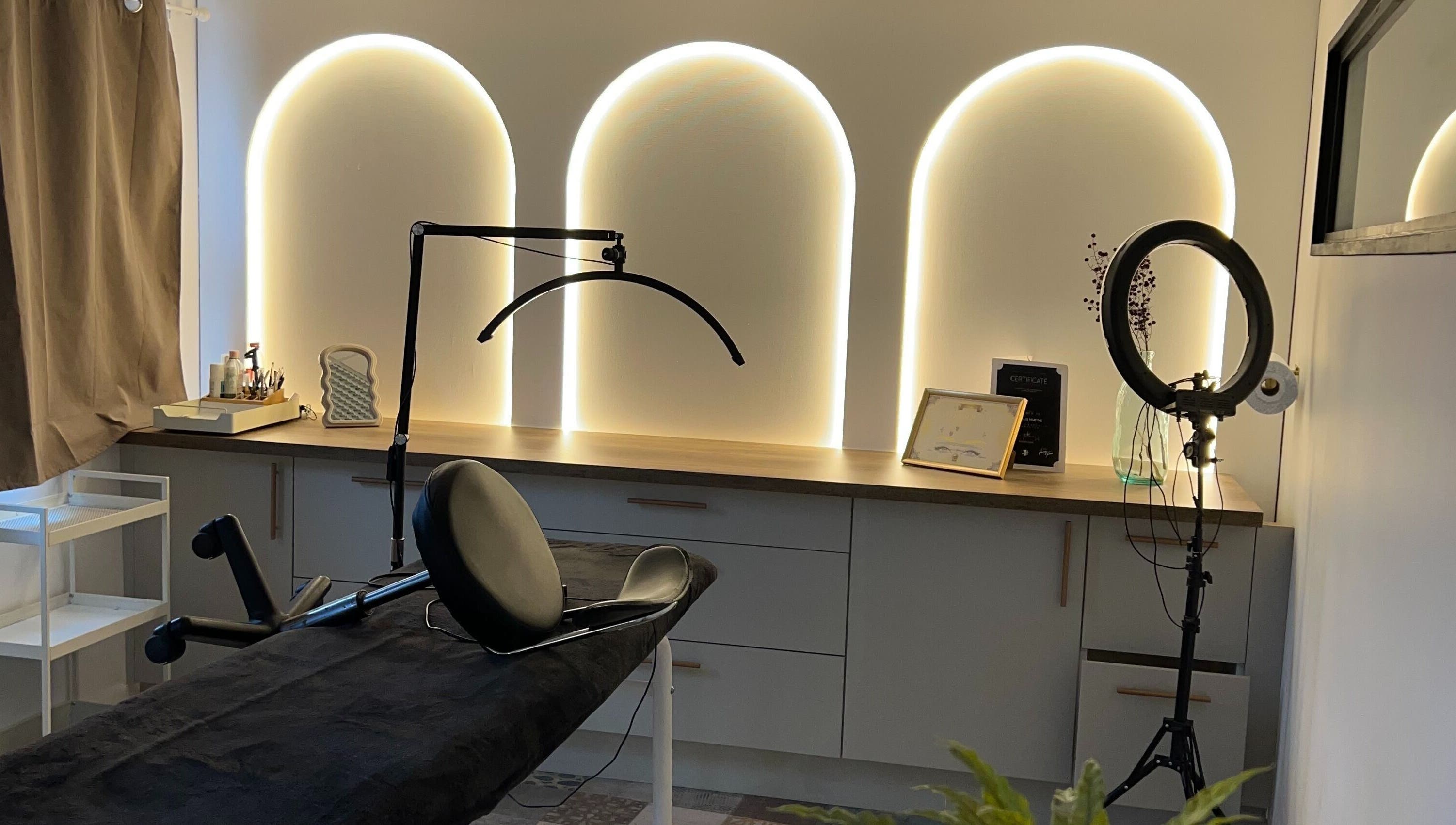 Intérieur moderne de ml_browsartistudio à Nantes, Pays De La Loire, FR avec un éclairage élégant.