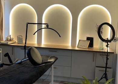 Intérieur moderne de ml_browsartistudio à Nantes, Pays De La Loire, FR avec un éclairage élégant.