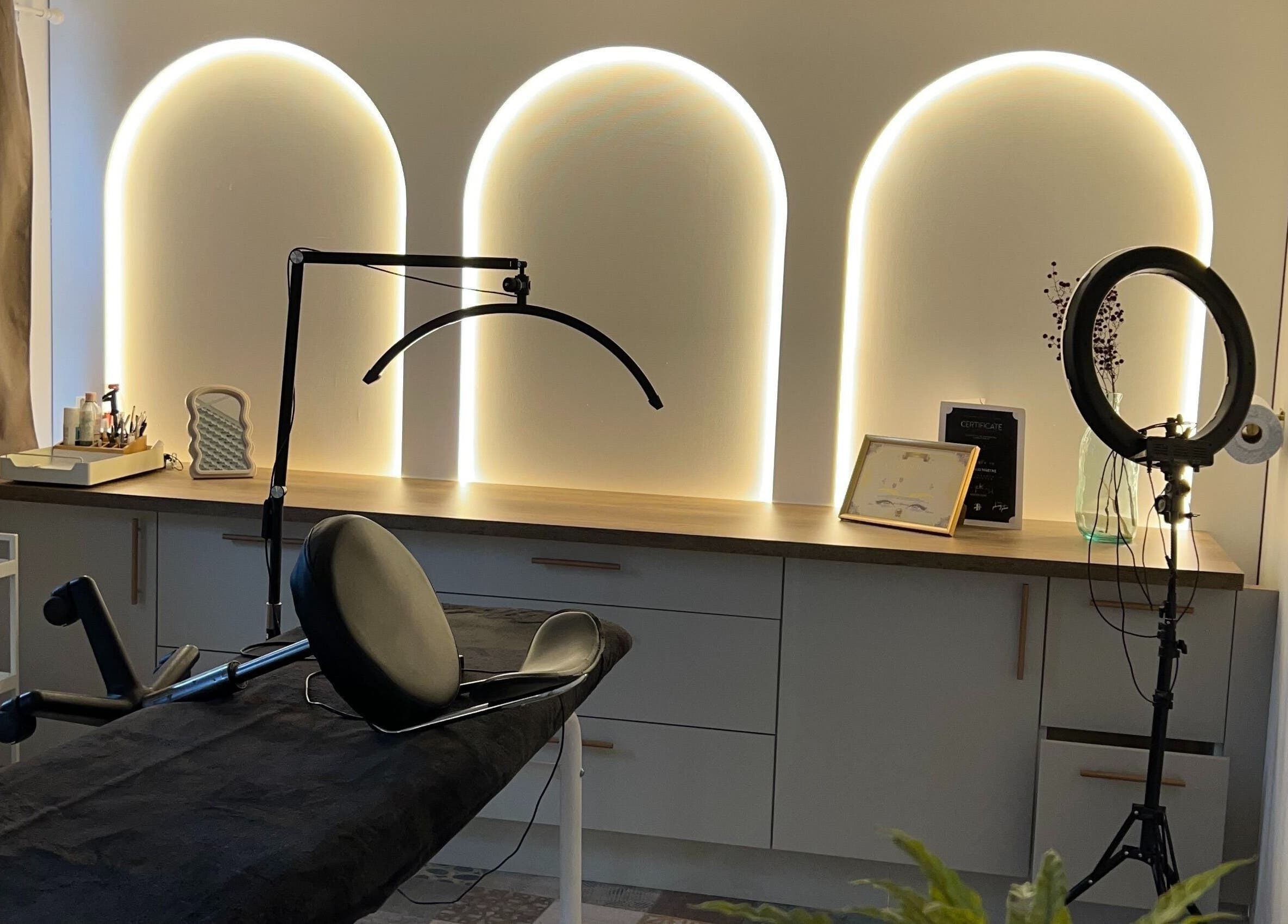 Intérieur moderne de ml_browsartistudio à Nantes, Pays De La Loire, FR avec un éclairage élégant.