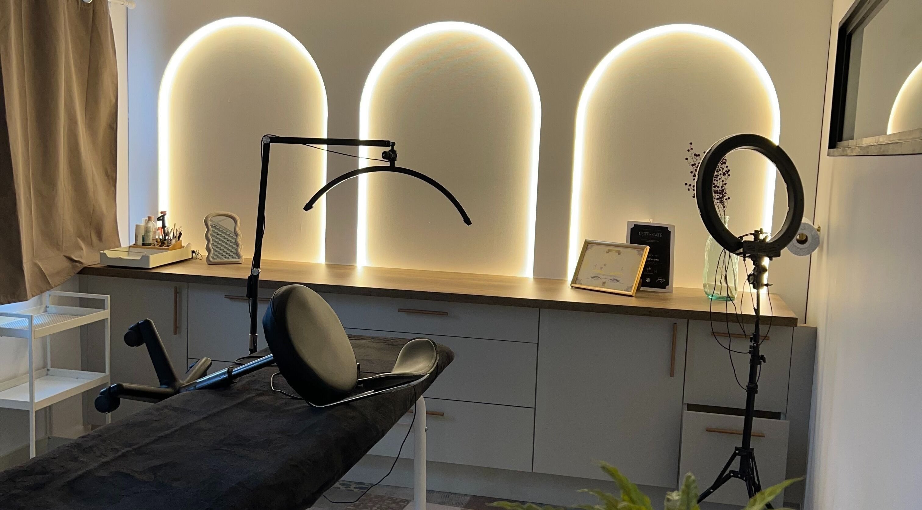 Intérieur moderne de ml_browsartistudio à Nantes, Pays De La Loire, FR avec un éclairage élégant.