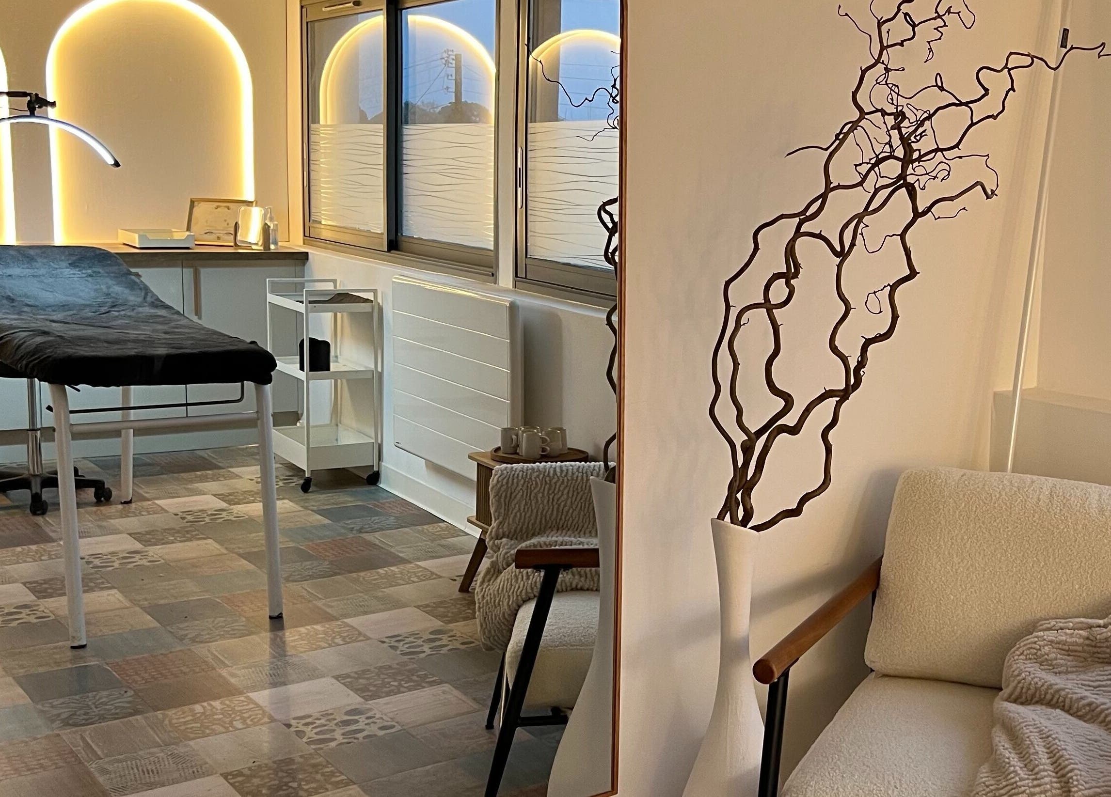 Espace de soins chez ml_browsartistudio à Nantes, Pays De La Loire, FR. Intérieur moderne et accueillant.