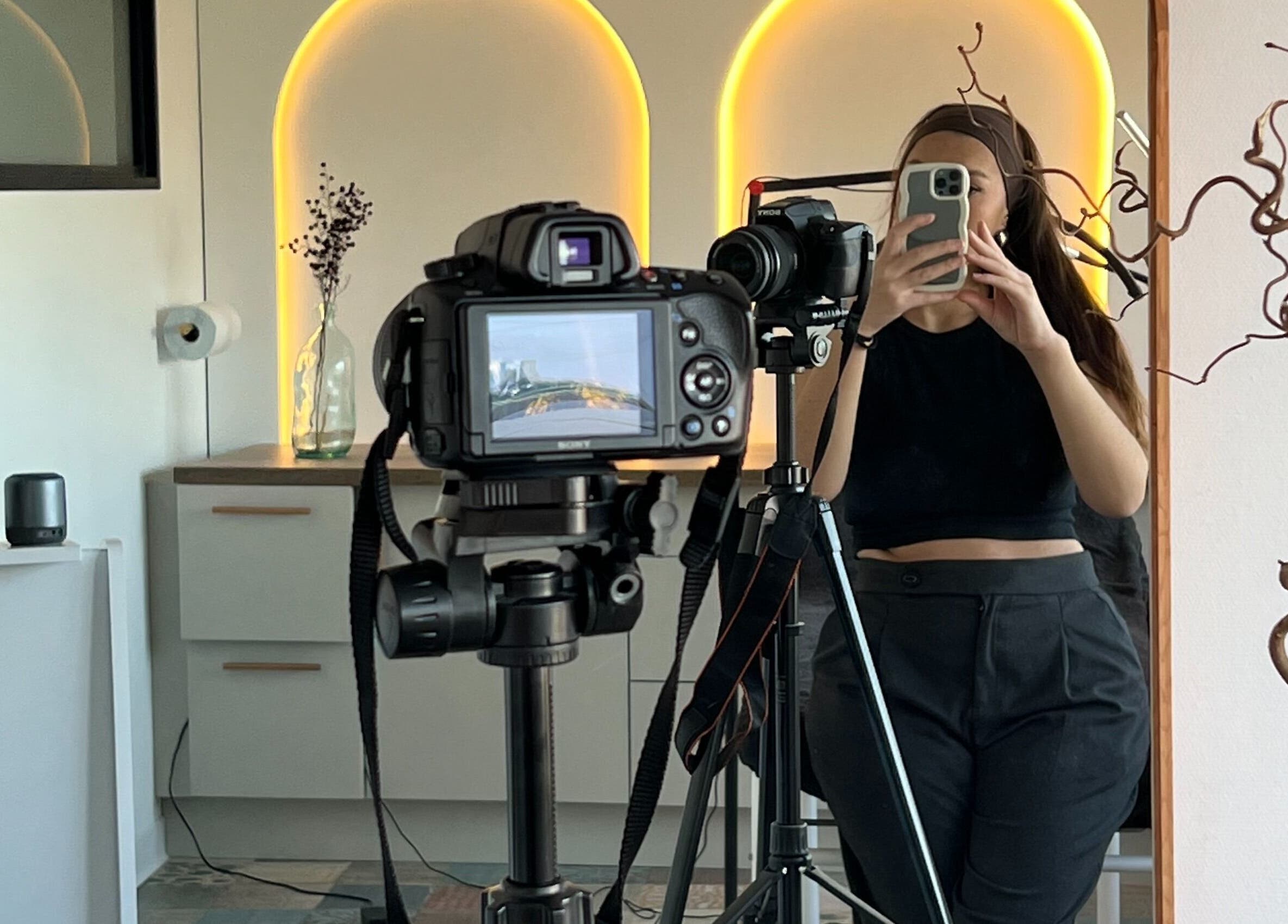 Intérieur moderne de ml_browsartistudio à Nantes, Pays De La Loire, FR, avec équipe en préparation.