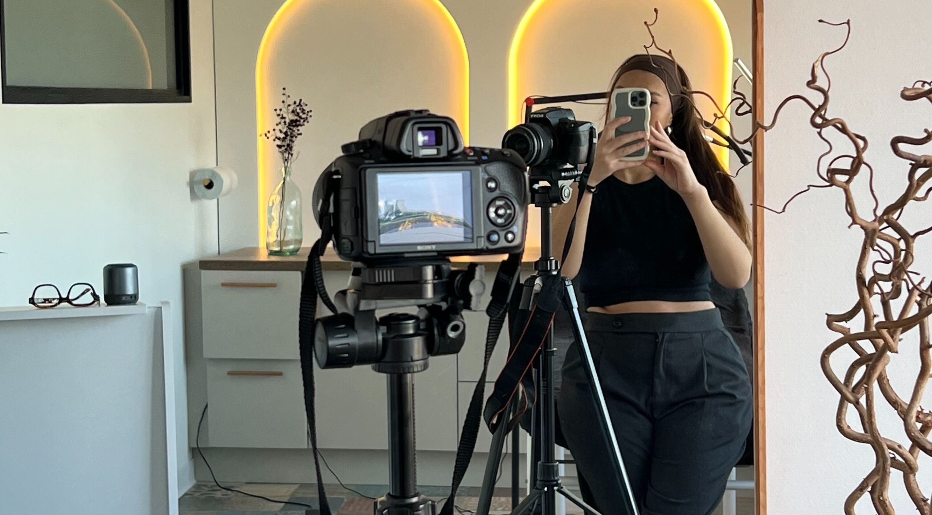 Intérieur moderne de ml_browsartistudio à Nantes, Pays De La Loire, FR, avec équipe en préparation.