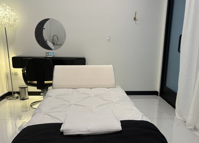 Serene treatment room at KaHBee by Lee in Torrance, California, US featuring a cozy bed and ambient lighting.