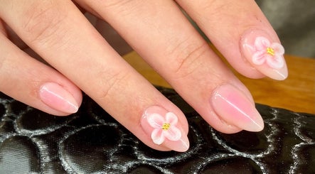 Mira nails