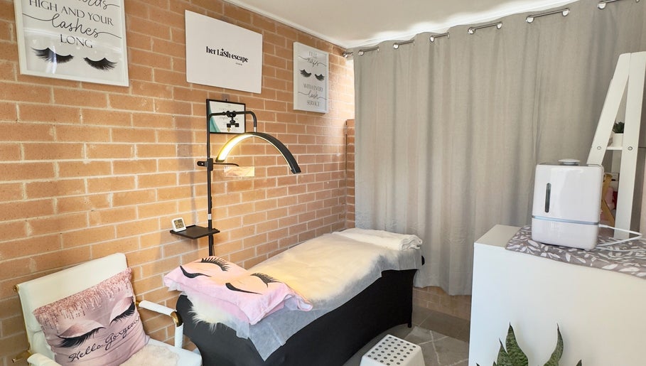 Hình ảnh 1 của Her Lash Escape