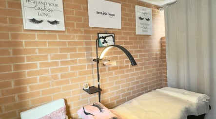 Hình ảnh 2 của Her Lash Escape