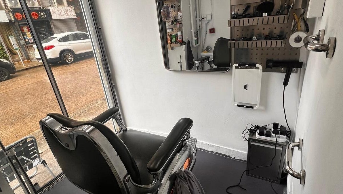 FayeStudio barber chair and mirror setup for haircuts, 九龍, 九龍, HK.