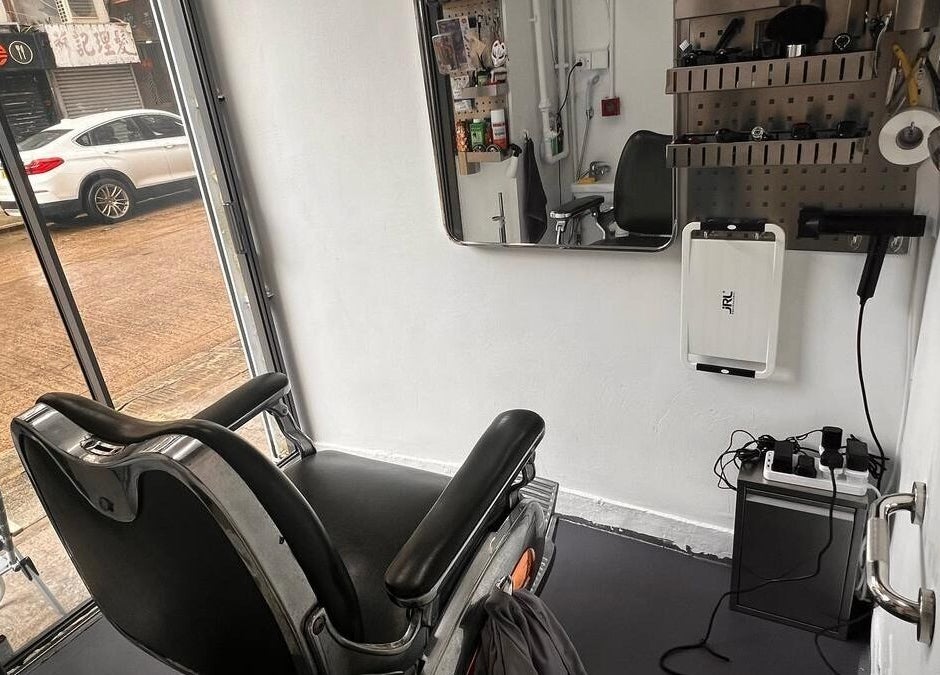 FayeStudio barber chair and mirror setup for haircuts, 九龍, 九龍, HK.