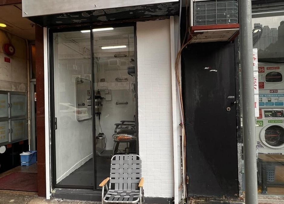 Exterior view of FayeStudio in 九龍, 九龍, HK, showcasing sleek glass door and modern design.