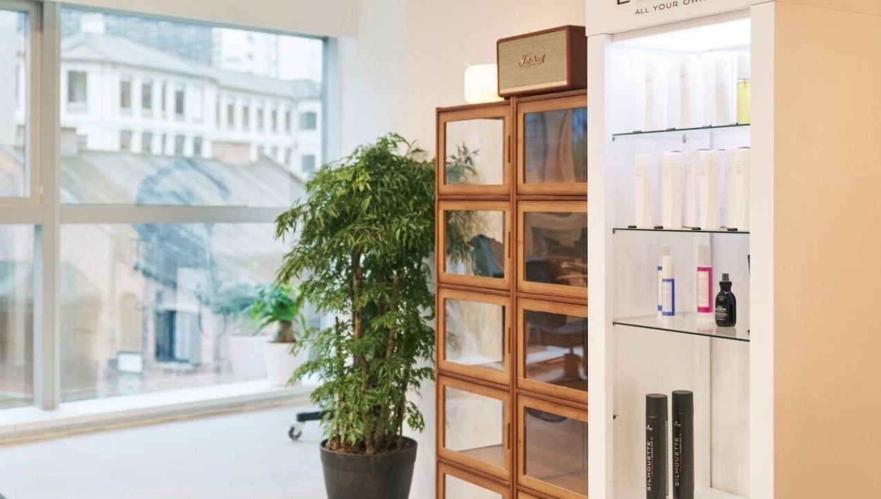 Salon Nozomi 位于香港島, 香港島, HK，展示绿植和优雅的美容产品陈列。