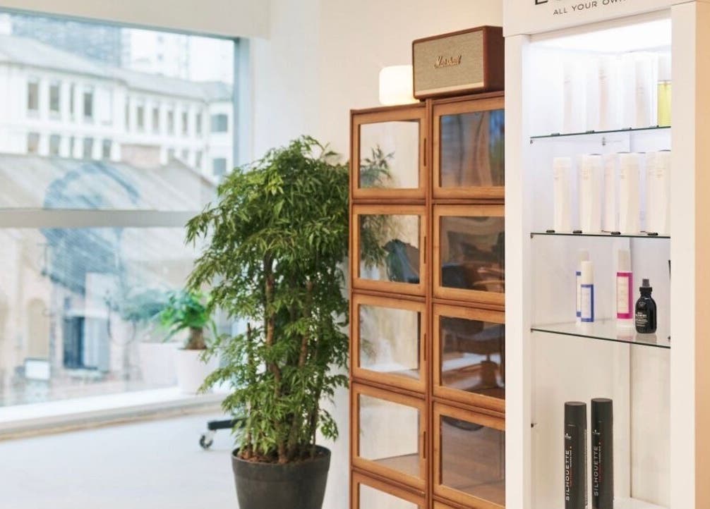 Salon Nozomi 位于香港島, 香港島, HK，展示绿植和优雅的美容产品陈列。