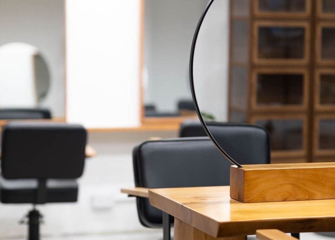 Salon Nozomi 的现代设计，位于香港島, 香港島, HK，展示精致的木制家具和镜面。