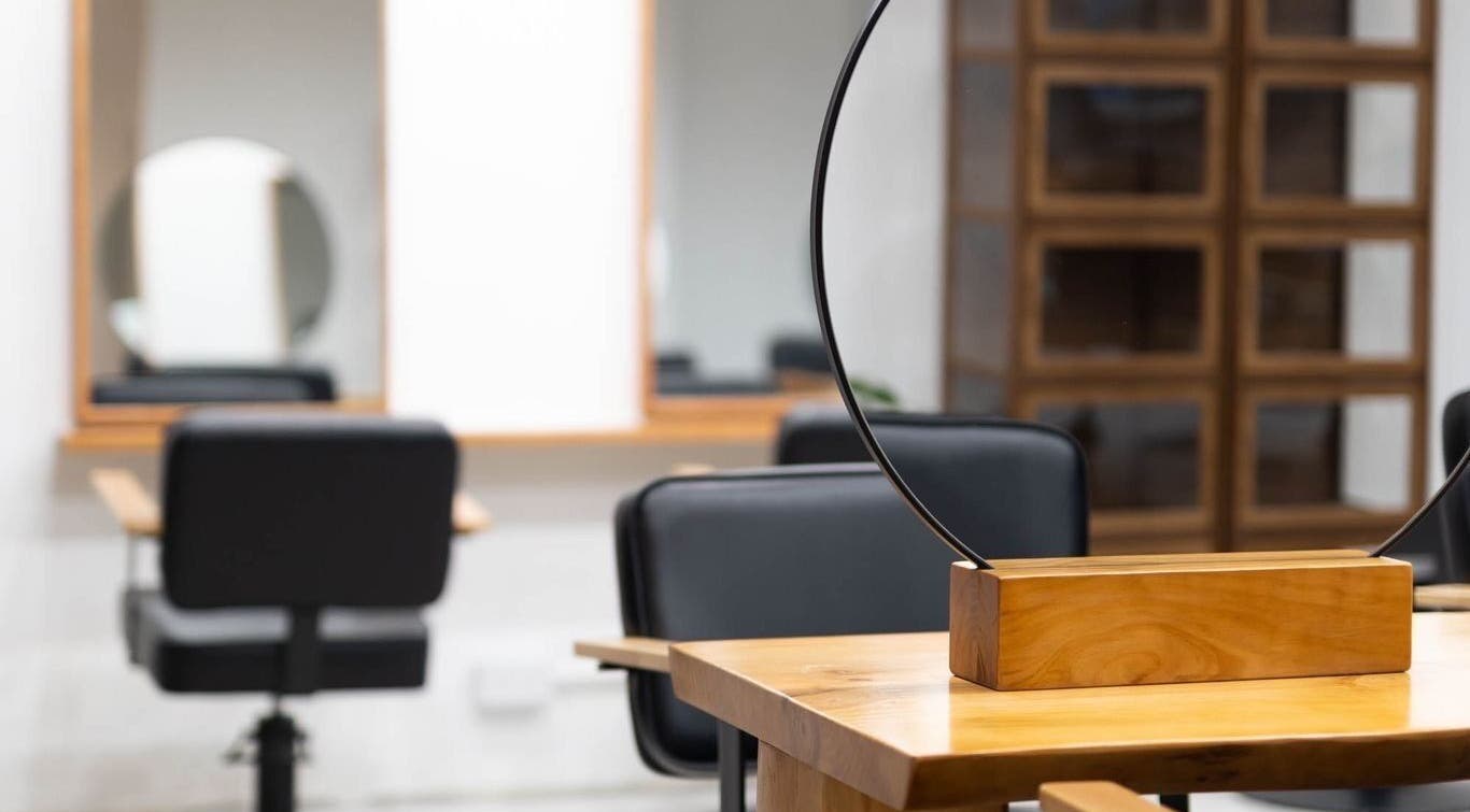 Salon Nozomi 的现代设计，位于香港島, 香港島, HK，展示精致的木制家具和镜面。