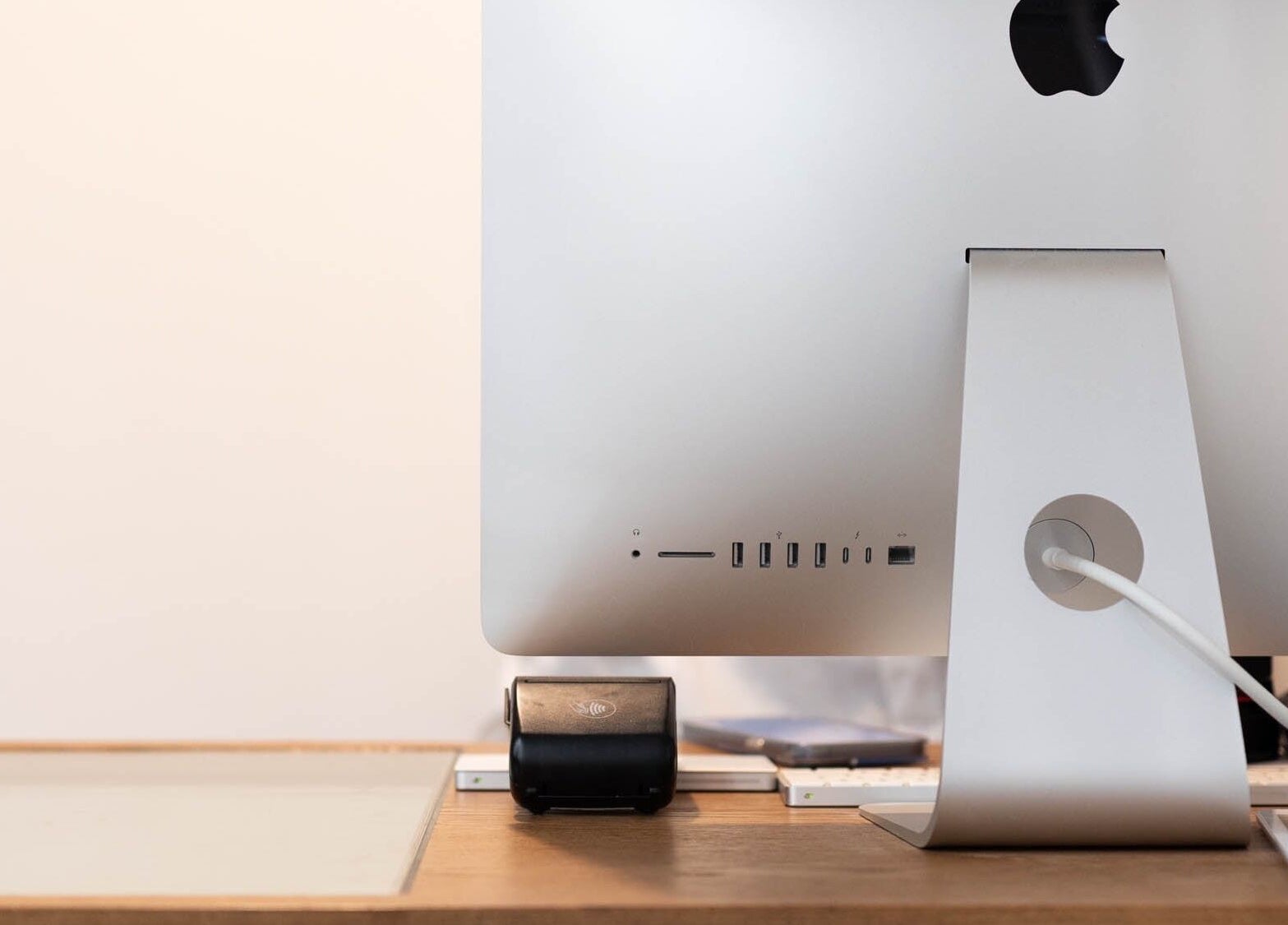 Salon Nozomi 的现代办公桌设备提供专业接待，位于香港島, 香港島, HK。