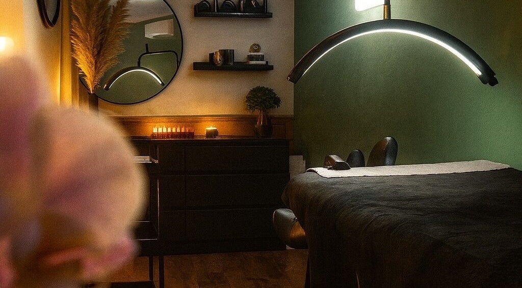 Interno accogliente di Mood Beauty Studio, Dairago, Lombardia, IT con illuminazione soffusa e dettagli eleganti.