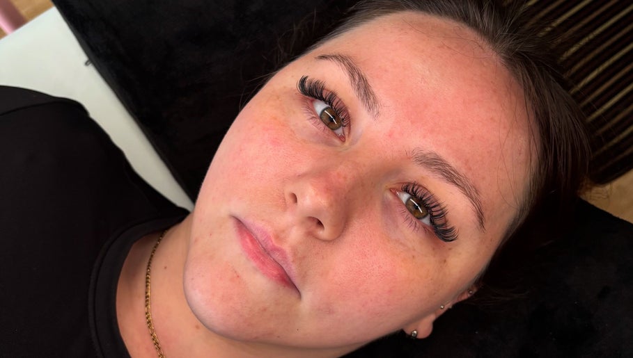 Alluring Lashes image 1