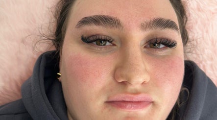 Alluring Lashes image 2