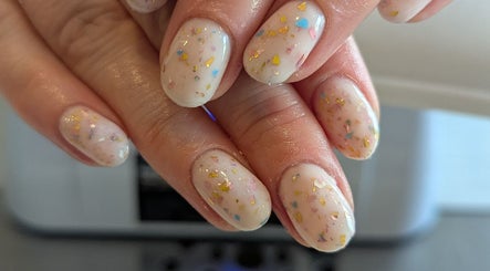 At Your Finger Tips, bilde 2
