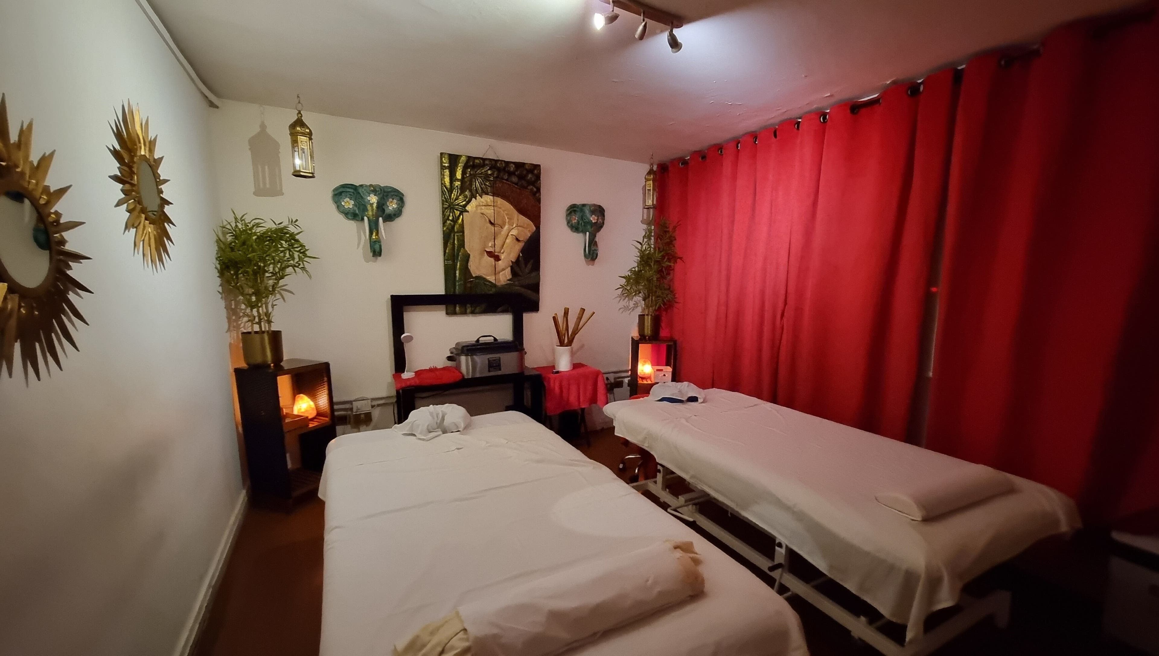 Sala de masajes en Spa Experience en Antofagasta, Antofagasta, CL con decoración relajante.