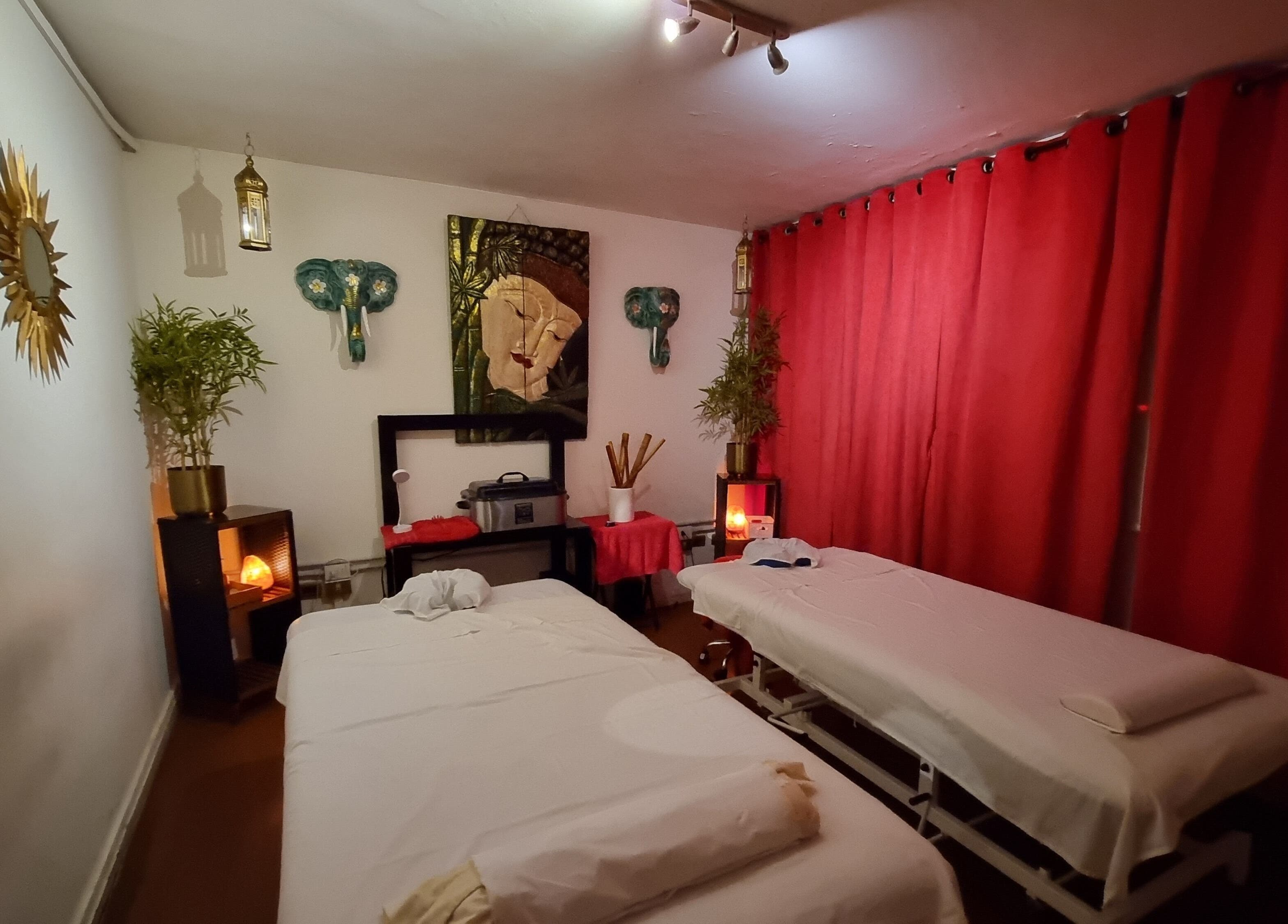 Sala de masajes en Spa Experience en Antofagasta, Antofagasta, CL con decoración relajante.