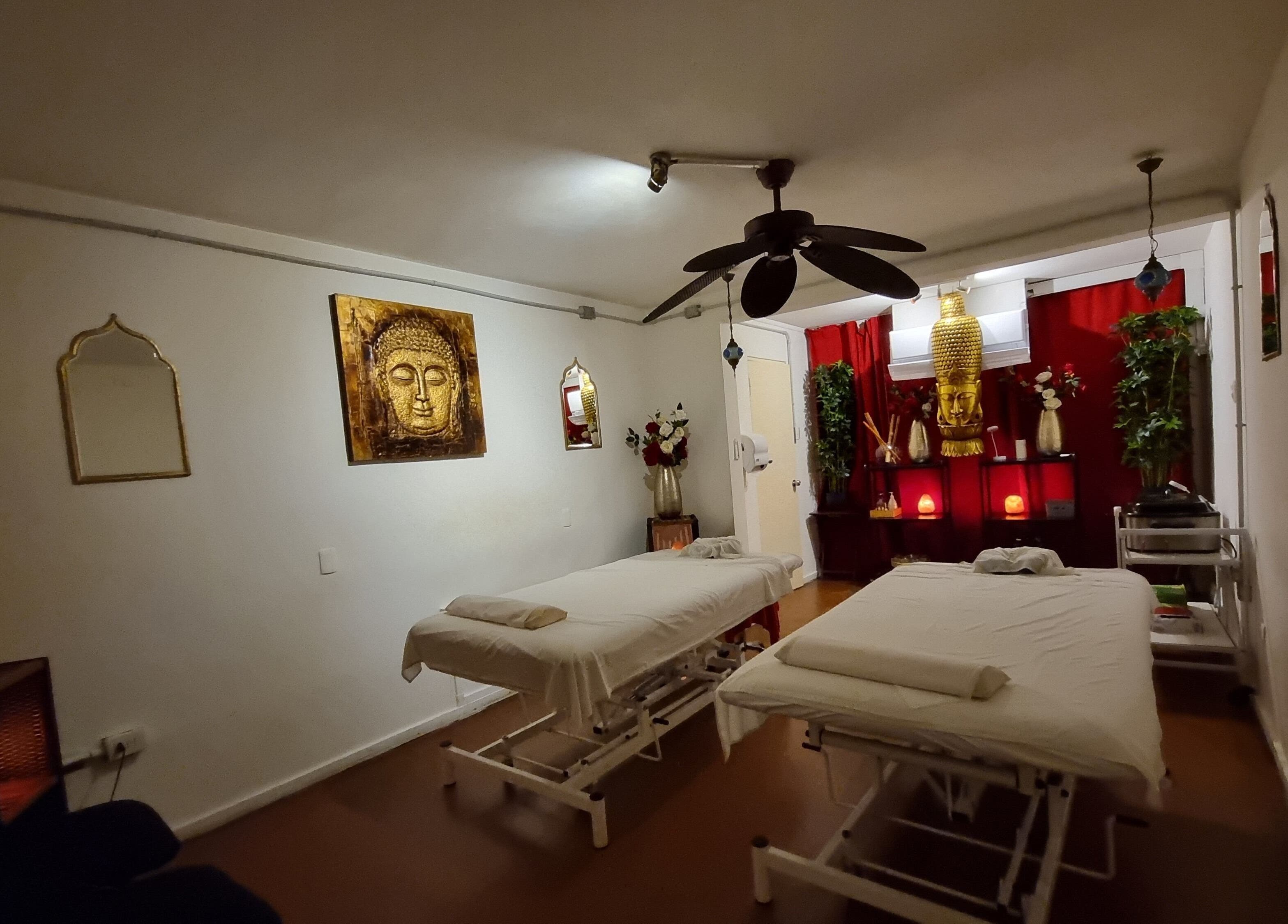 Sala de tratamiento en Spa Experience, Antofagasta, CL, con decoración serena y camillas de masaje.