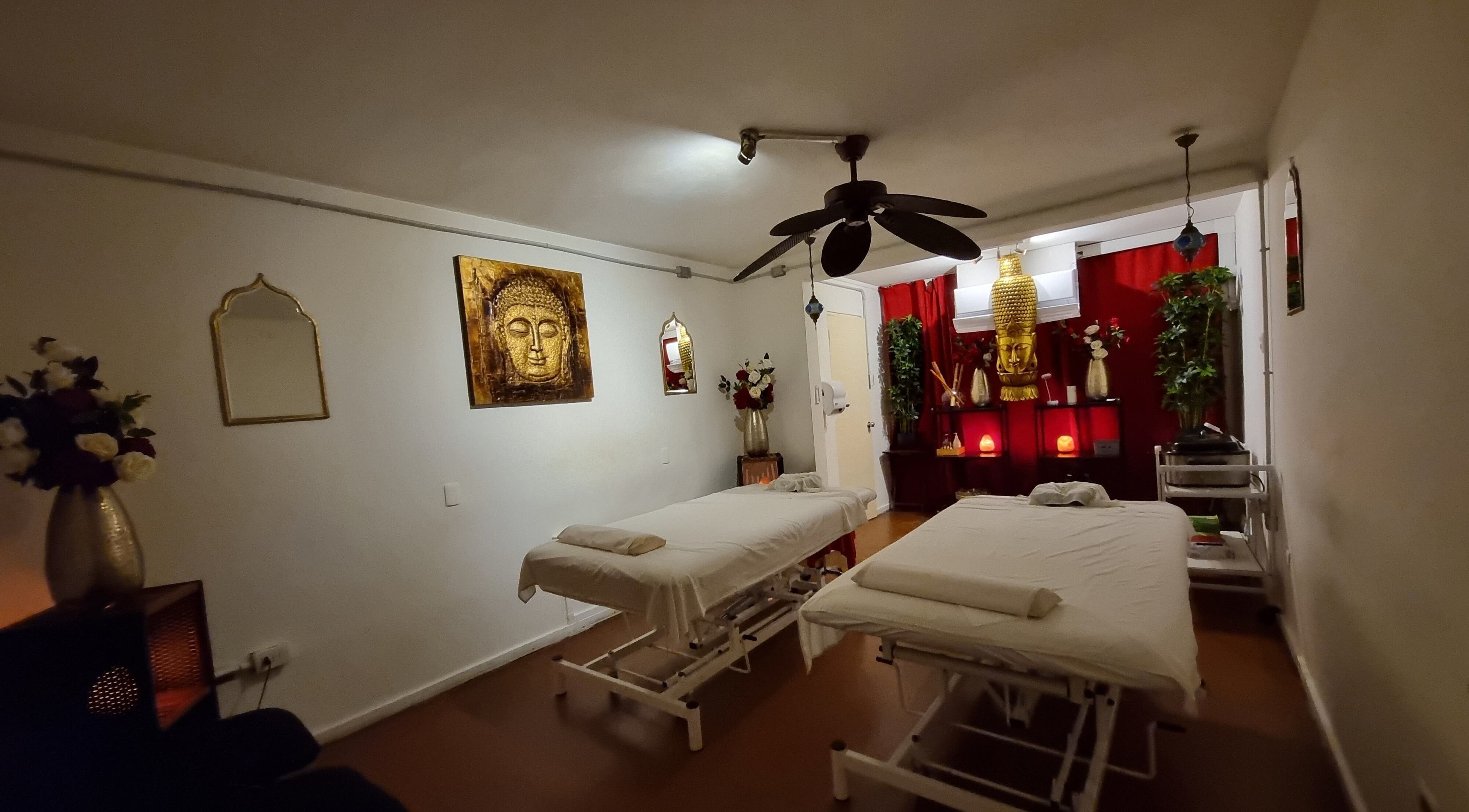 Sala de tratamiento en Spa Experience, Antofagasta, CL, con decoración serena y camillas de masaje.