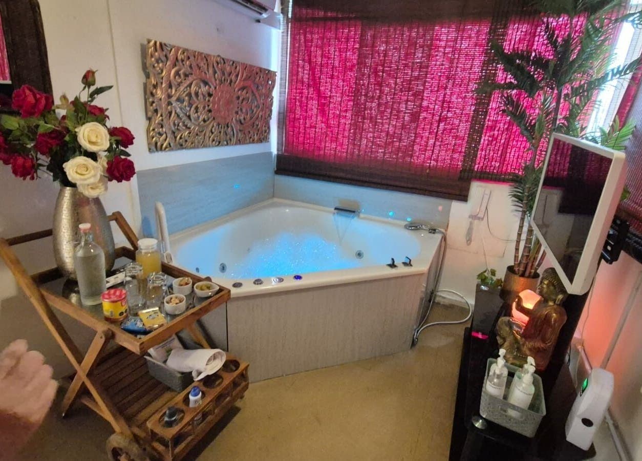 Relajante jacuzzi en Spa Experience, Antofagasta, Antofagasta, CL rodeado de decoración elegante.