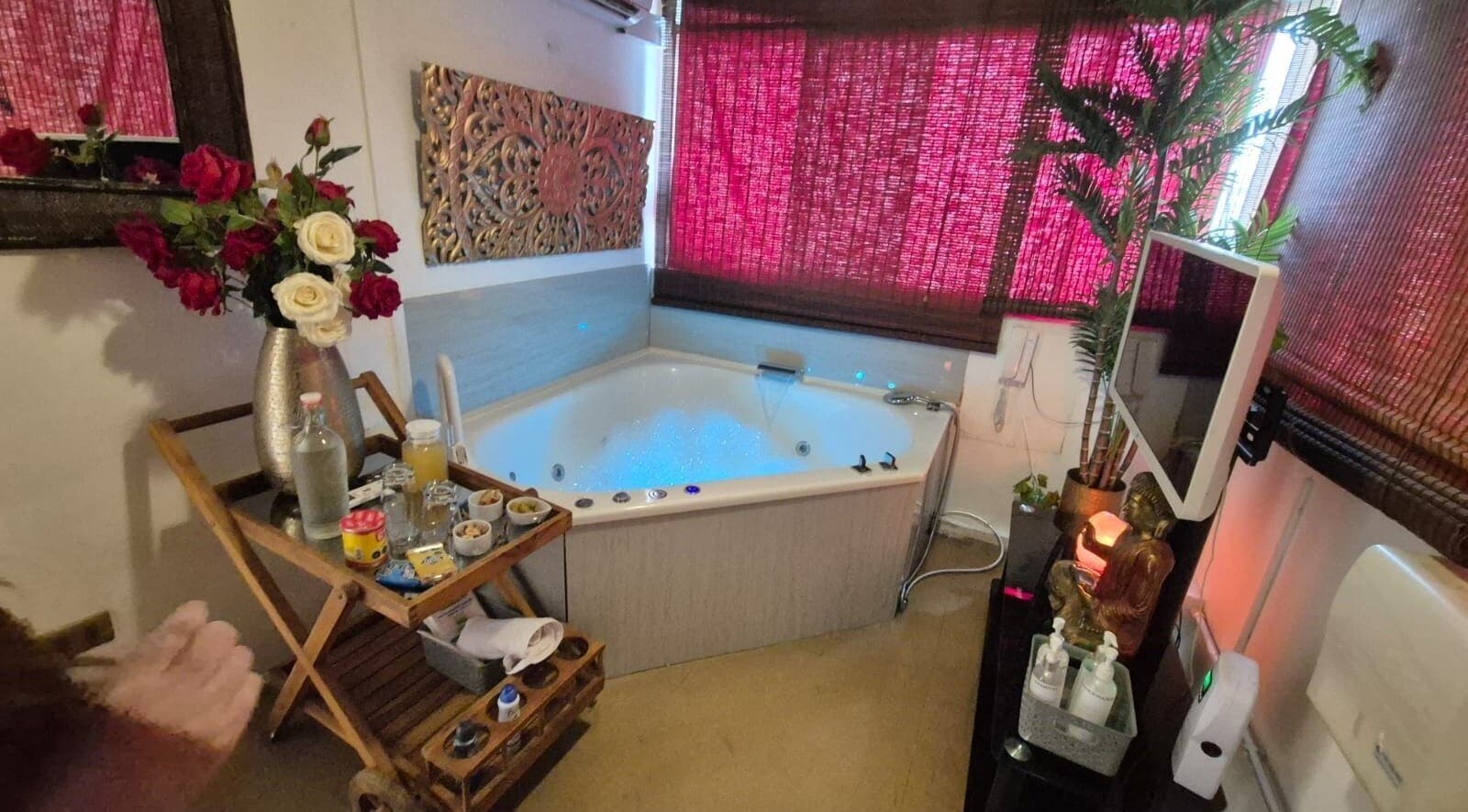 Relajante jacuzzi en Spa Experience, Antofagasta, Antofagasta, CL rodeado de decoración elegante.