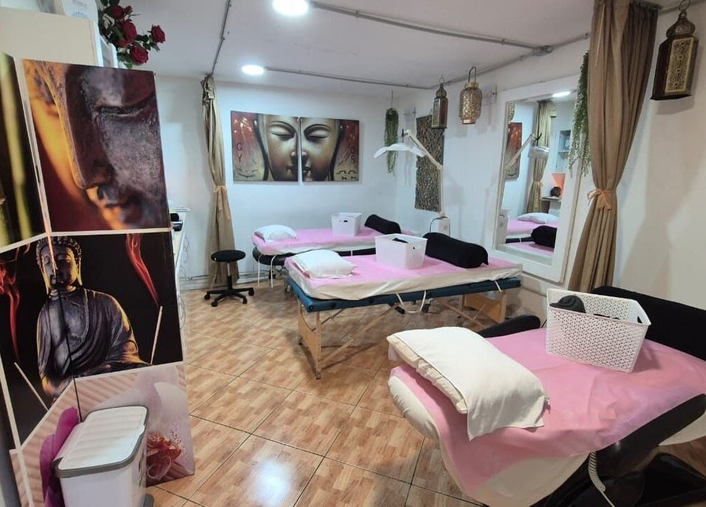 Interior del Spa Experience en Antofagasta, Antofagasta, CL, con camillas y decoración serena.