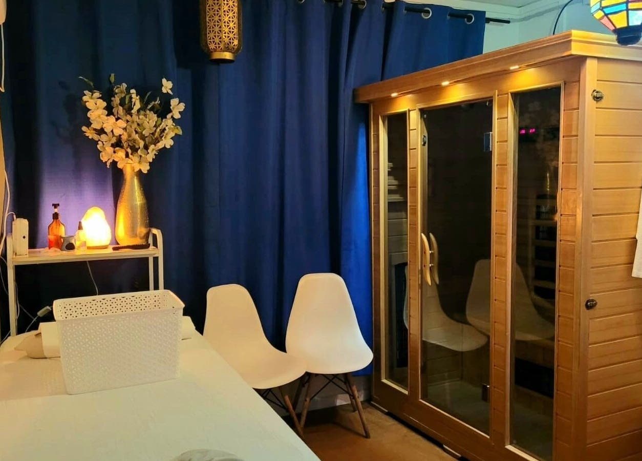 Sala de relajación en Spa Experience, Antofagasta, Antofagasta, CL con decoración cálida y sauna privado.
