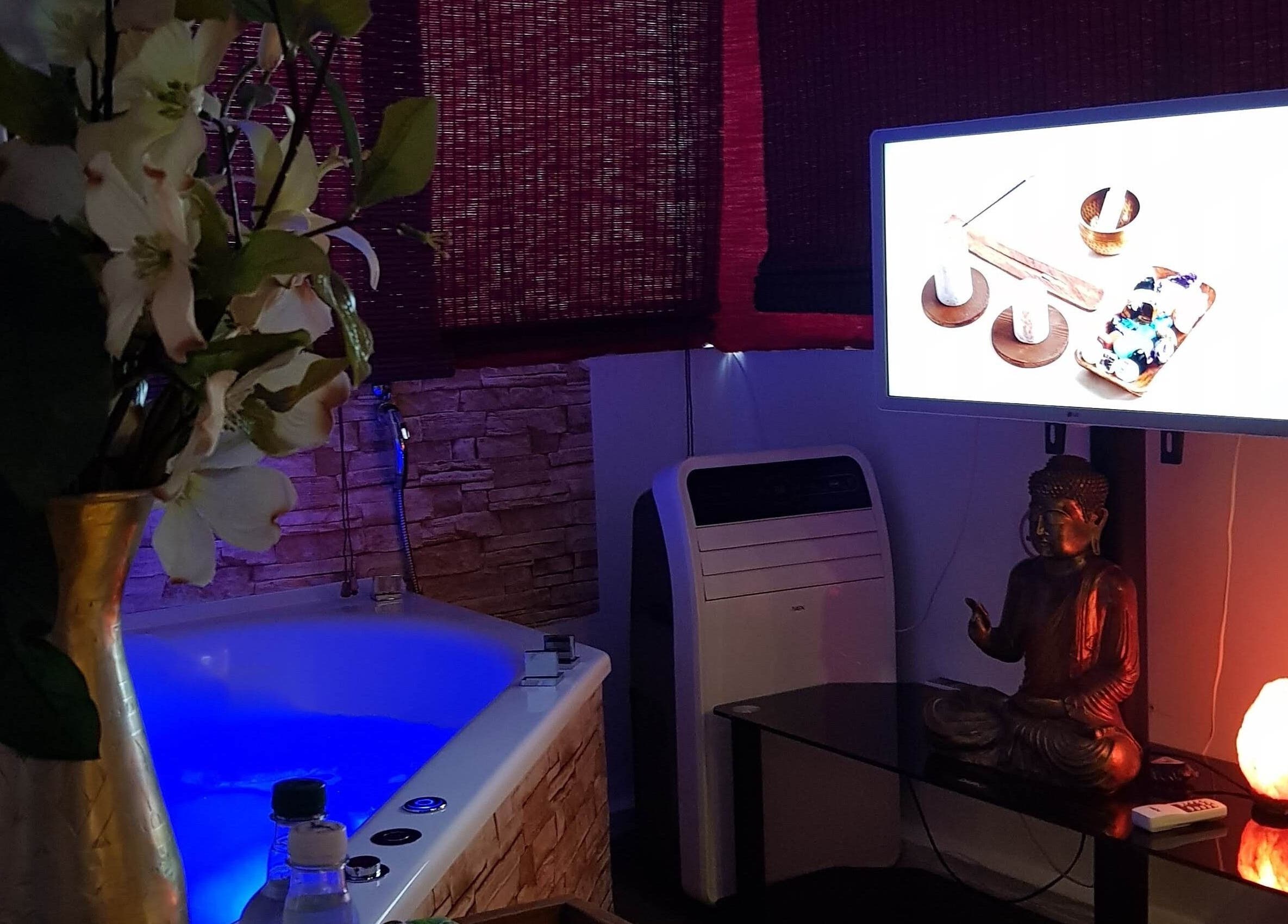 Sala de Spa Experience en Antofagasta, Antofagasta, CL con jacuzzi iluminado y decoración zen.