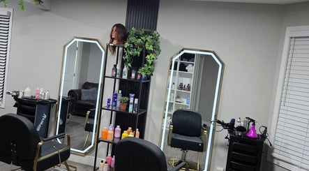 Interior de Jackeline’s hair en Calgary, Alberta, CA, con sillones y espejos elegantes.