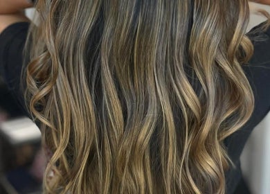 Peinado con ondas suaves en Jackeline’s hair, Calgary, Alberta, CA.