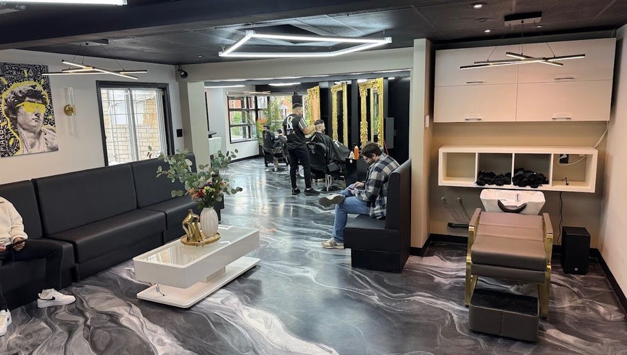 Intérieur moderne et élégant du Salon barbier Bill-k inc à Longueuil, Québec, CA avec des clients.