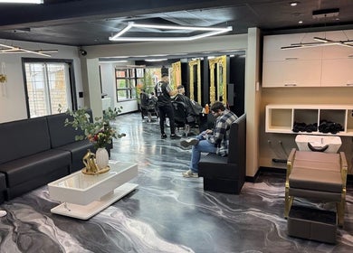 Intérieur moderne et élégant du Salon barbier Bill-k inc à Longueuil, Québec, CA avec des clients.