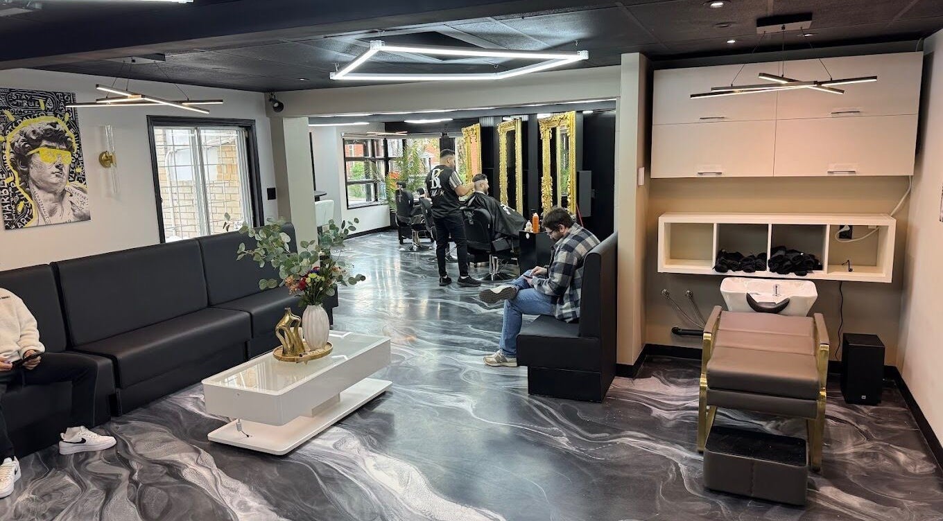 Intérieur moderne et élégant du Salon barbier Bill-k inc à Longueuil, Québec, CA avec des clients.