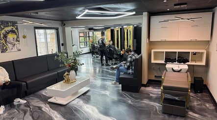 Salon barbier Bill-k inc à Longueuil, Québec, CA, avec barbiers en action et clients dans un espace moderne.